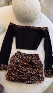 👗کد ۹۸۹۴ - ست نیم تنه قایقی با دامن بغل کش پلنگی مخمل