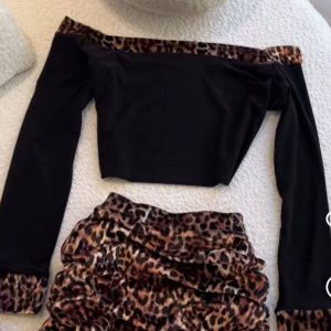 👗کد ۹۸۹۴ - ست نیم تنه قایقی با دامن بغل کش پلنگی مخمل